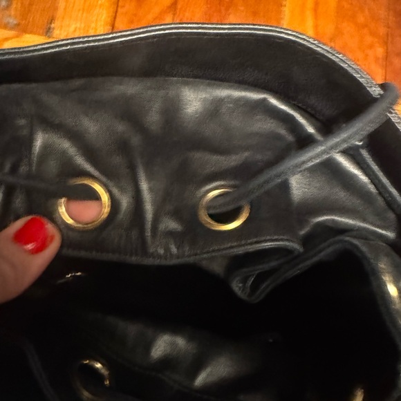 Chanel bucket bag with gold chain strap - Picture 13 of 15